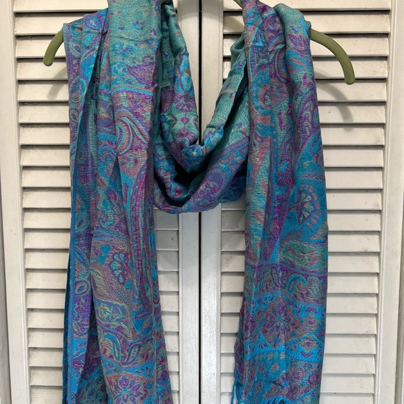 Beautiful scarf  nice color - Picture 2 of 4